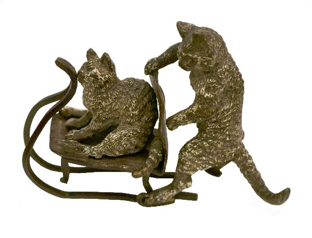 Weense School | Twee bronzen poezen op een duwslede, brons, 6,4 x 8,5 cm