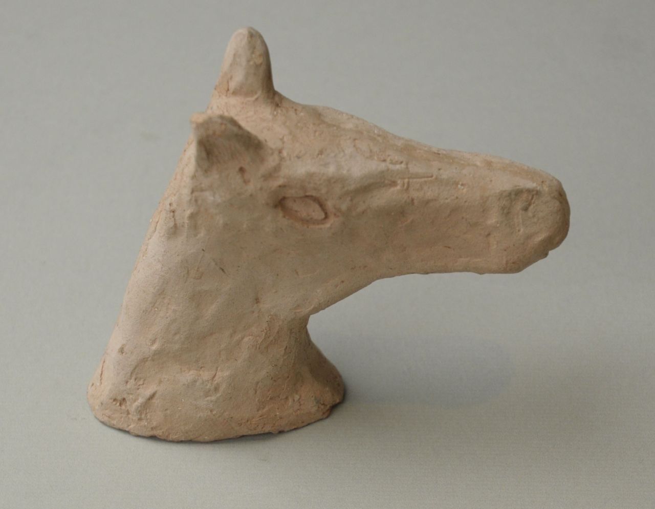 Oranje-Nassau (Prinses Beatrix) B.W.A. van | Beatrix Wilhelmina Armgard van Oranje-Nassau (Prinses Beatrix), A horse head, clay 9.5 cm, dated '48