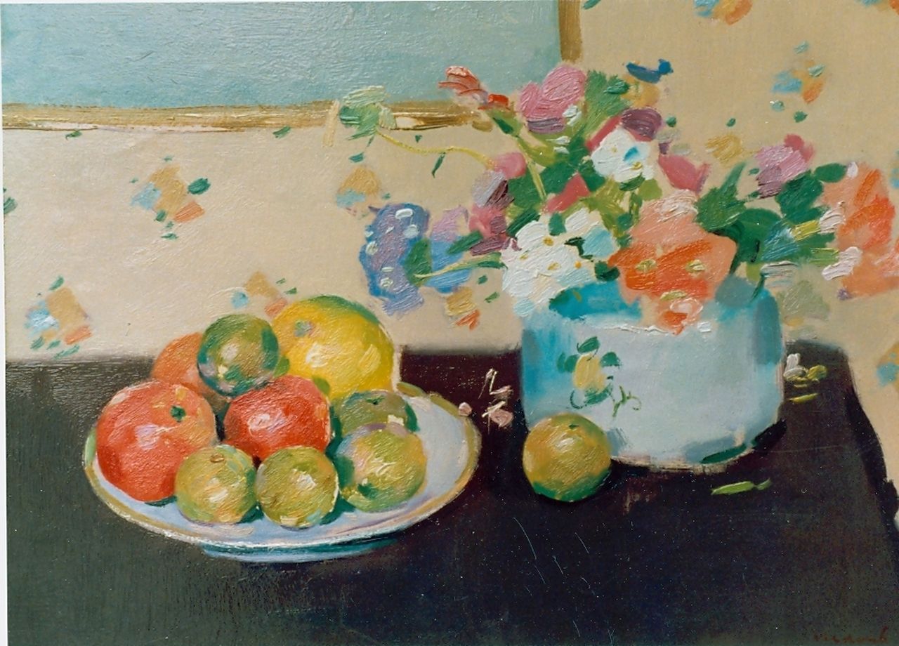 Verdonk F.W.  | Frederik Willem 'Frits' Verdonk, Still life with flowers and a fruit bowl, oil on board 43.0 x 47.0 cm, signed l.r.
