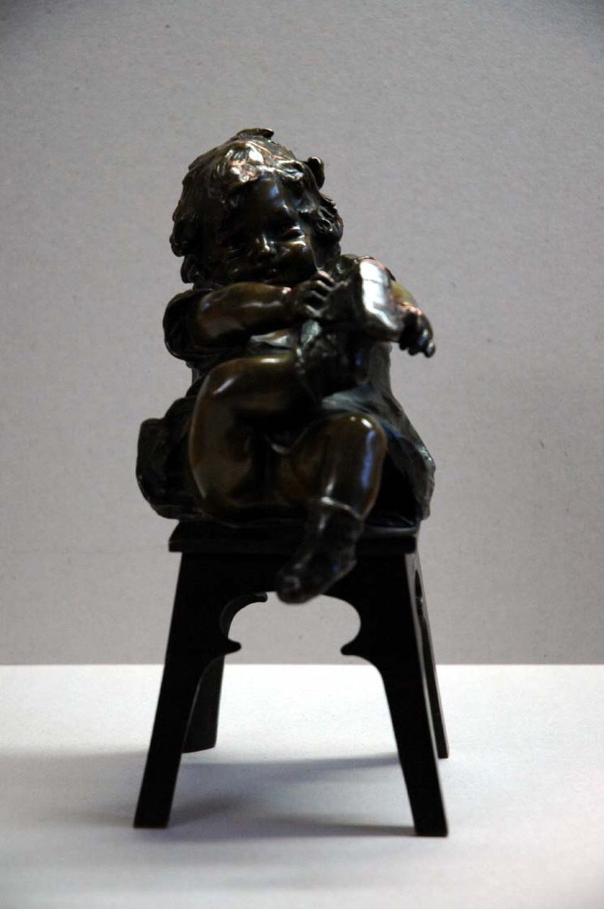 Clara J.  | Juan Clara, Putting on my shoes, bronze 25.2 x 11.0 cm, gesigneerd op kruk