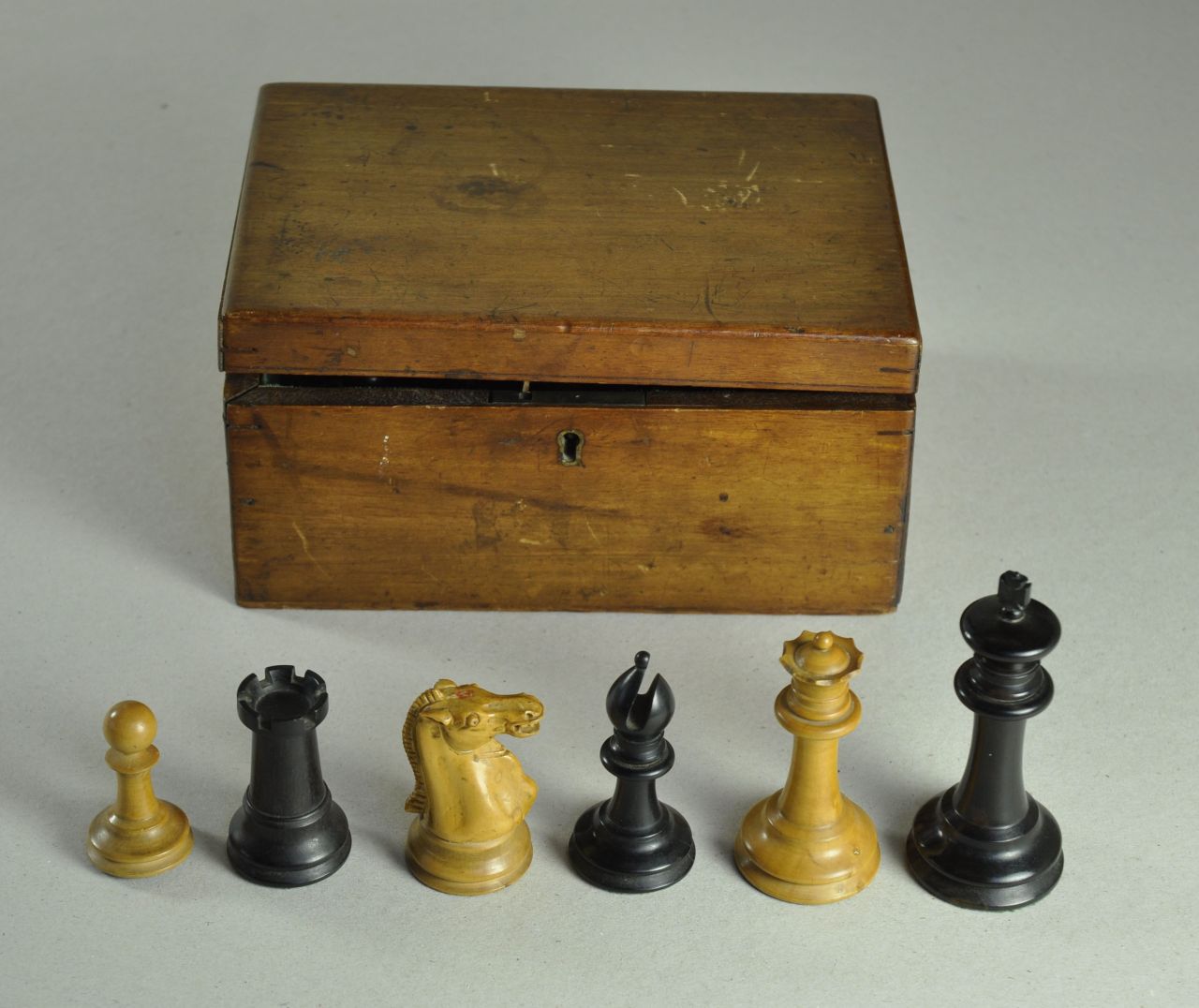 Schaakset, opbergdoos   | Schaakset, opbergdoos, A Staunton boxwood and ebony weighted chess set, with matching board box, palmtree, ebony and mahogany 10.0 x 5.0 cm, signed stamped 'Jaques London'on foot white king and executed ca. 1860