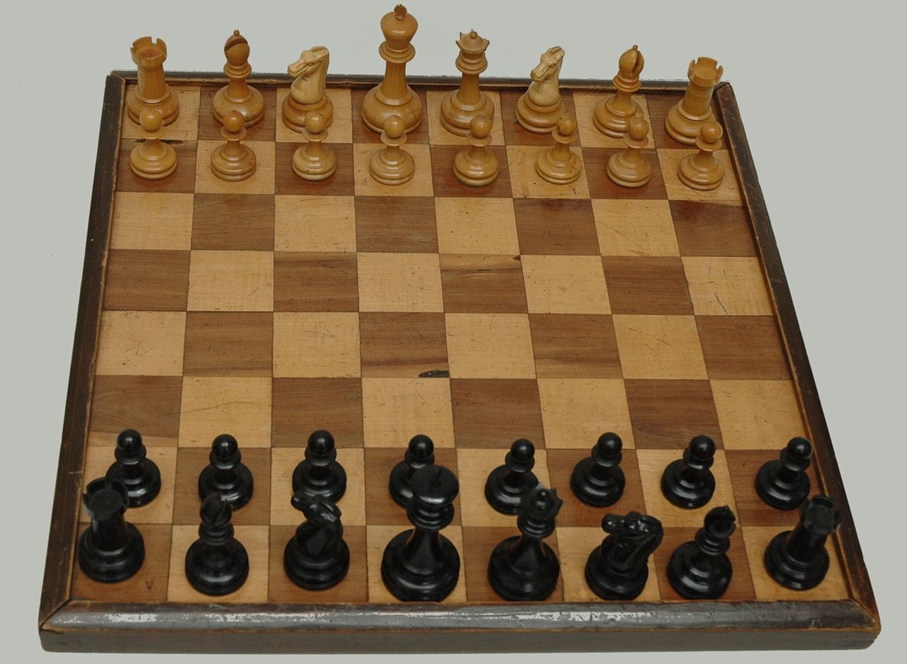 Schaakset   | Schaakset, A 'Staunton style chess set, palmwood and ebony 10.0 x 4.8 cm, signed marked with red crown and dated 1860