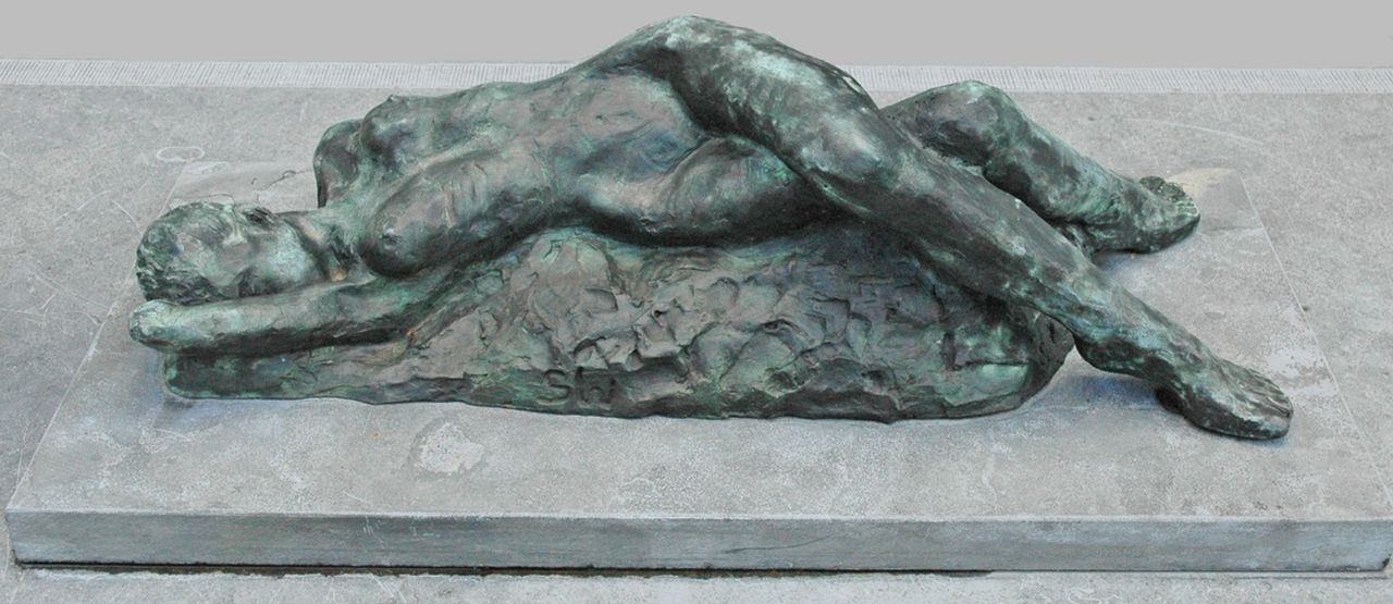 Siem Wardenaar | Liggend naakt, bronze, 79.9 x 25.4 cm, gesigneerd met initialen op bronzen basis