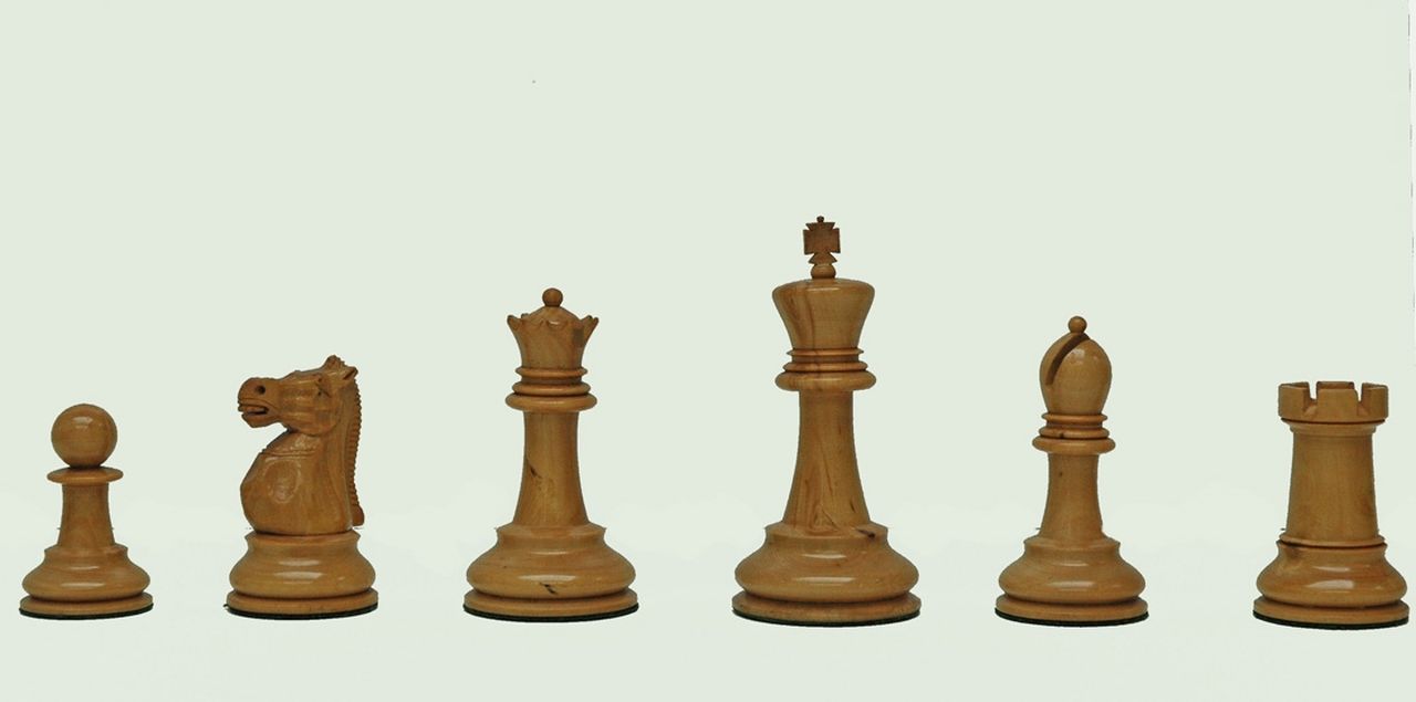 Schaakset, opbergdoos   | Schaakset, opbergdoos, A Staunton-pattern ebony and boxwood chess set, by Jaques Staunton together with Jaques chess board 56 x 56 cm, palmwood and ebony 8.9 x 4.7 cm, signed signed on white king and on the  reverse board and late 19th century