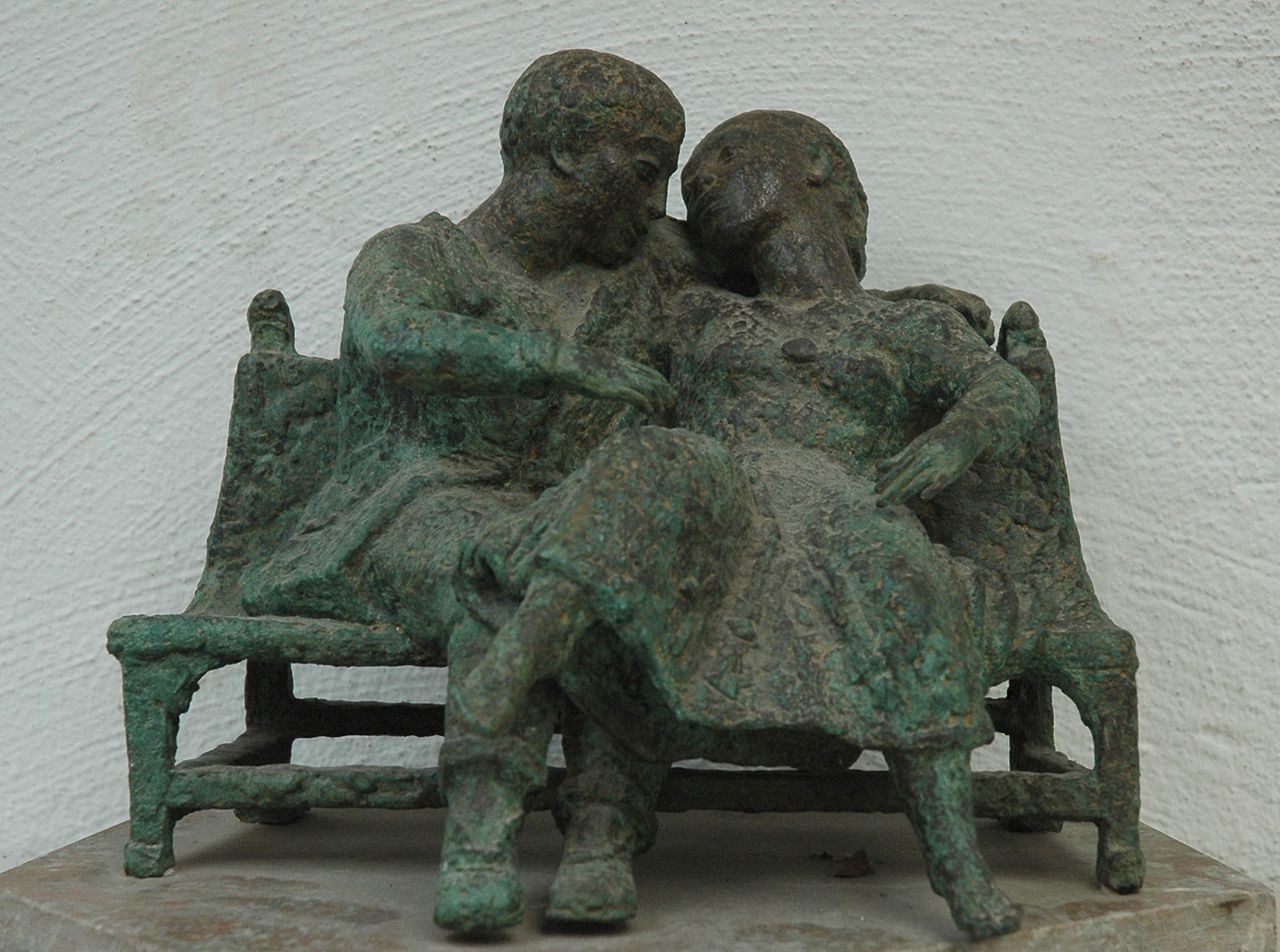 Starreveld P.  | Pieter Starreveld, Lovers on a small sofa, bronze 24.5 x 27.5 cm