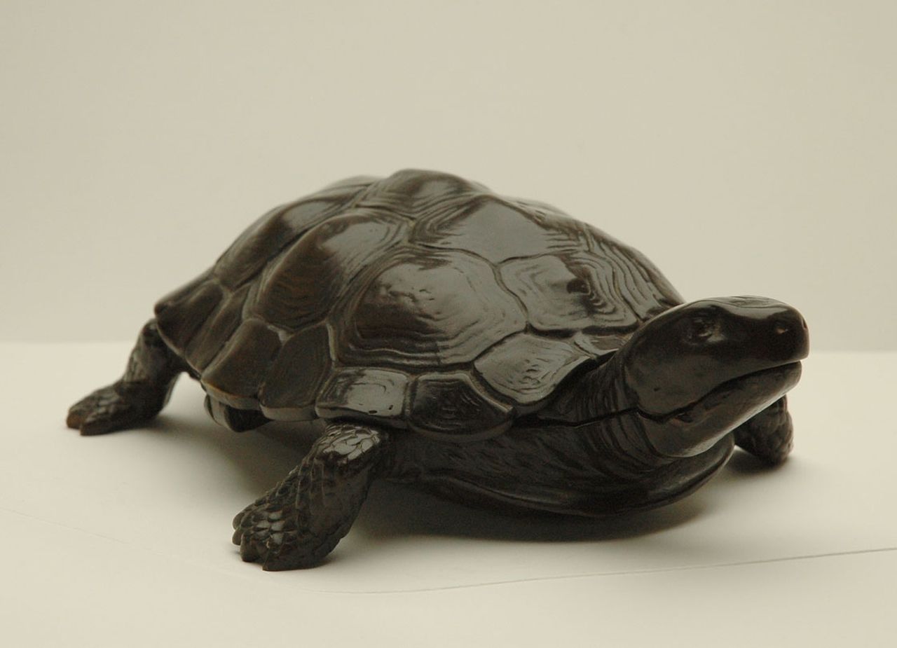 Franse School, 20e eeuw   | Franse School, 20e eeuw, A tortoise with rising back (inkwell), bronze 8.5 x 16.0 cm