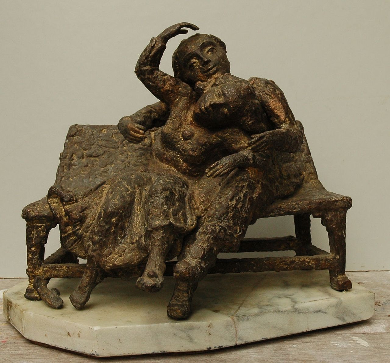 Starreveld P.  | Pieter Starreveld, A pair of lovers on a bench, bronze 26.0 x 31.0 cm, gesigneerd gesigneerd met monogramstempel op achterzijde bank