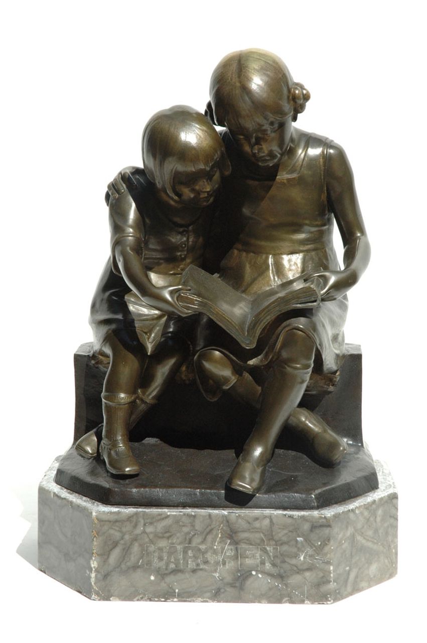 Seifert V.H.  | Victor Heinrich Seifert, Reading girls, bronze 47.0 x 31.5 cm, signed on the side of the bronze base