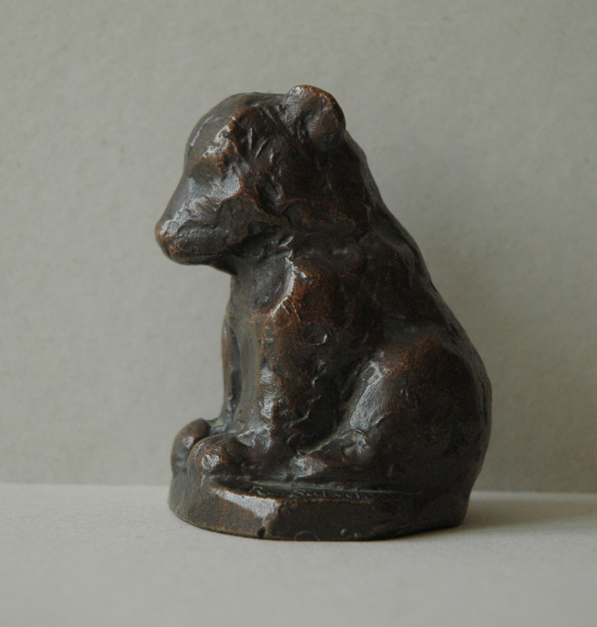 Baisch R.C.  | Rudolf Christian Baisch, A sitting bear cub, bronze with a brown patina 9.6 x 7.4 cm, signed on base and executed 1953