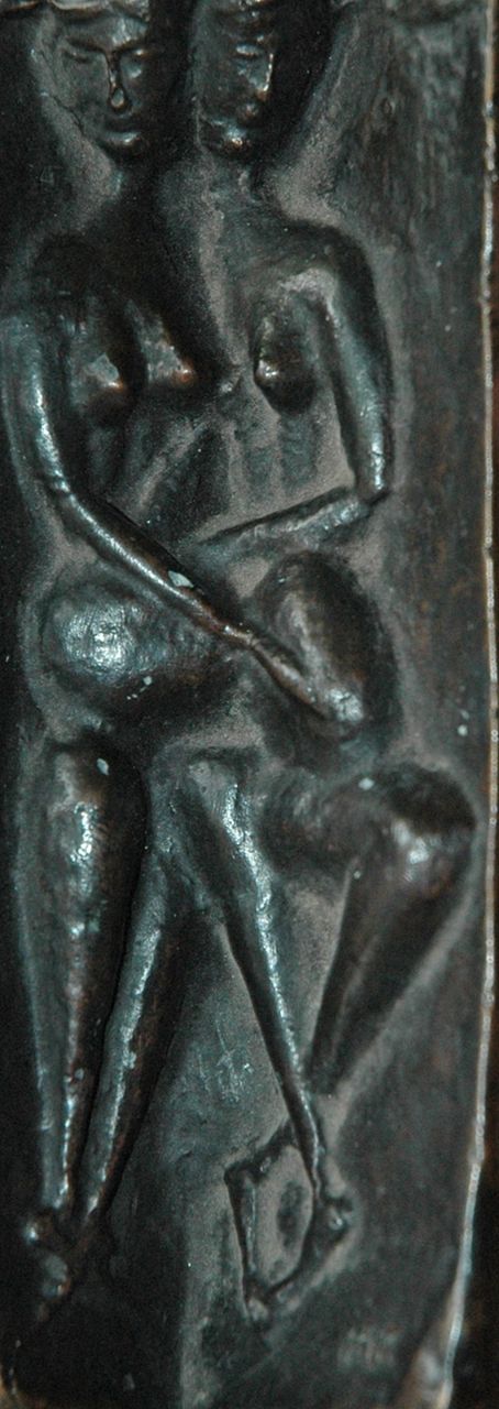 Kogan M.  | Moissey Kogan, Twee vrouwelijke naakten hoek relief, bronze 15.0 x 5.5 cm