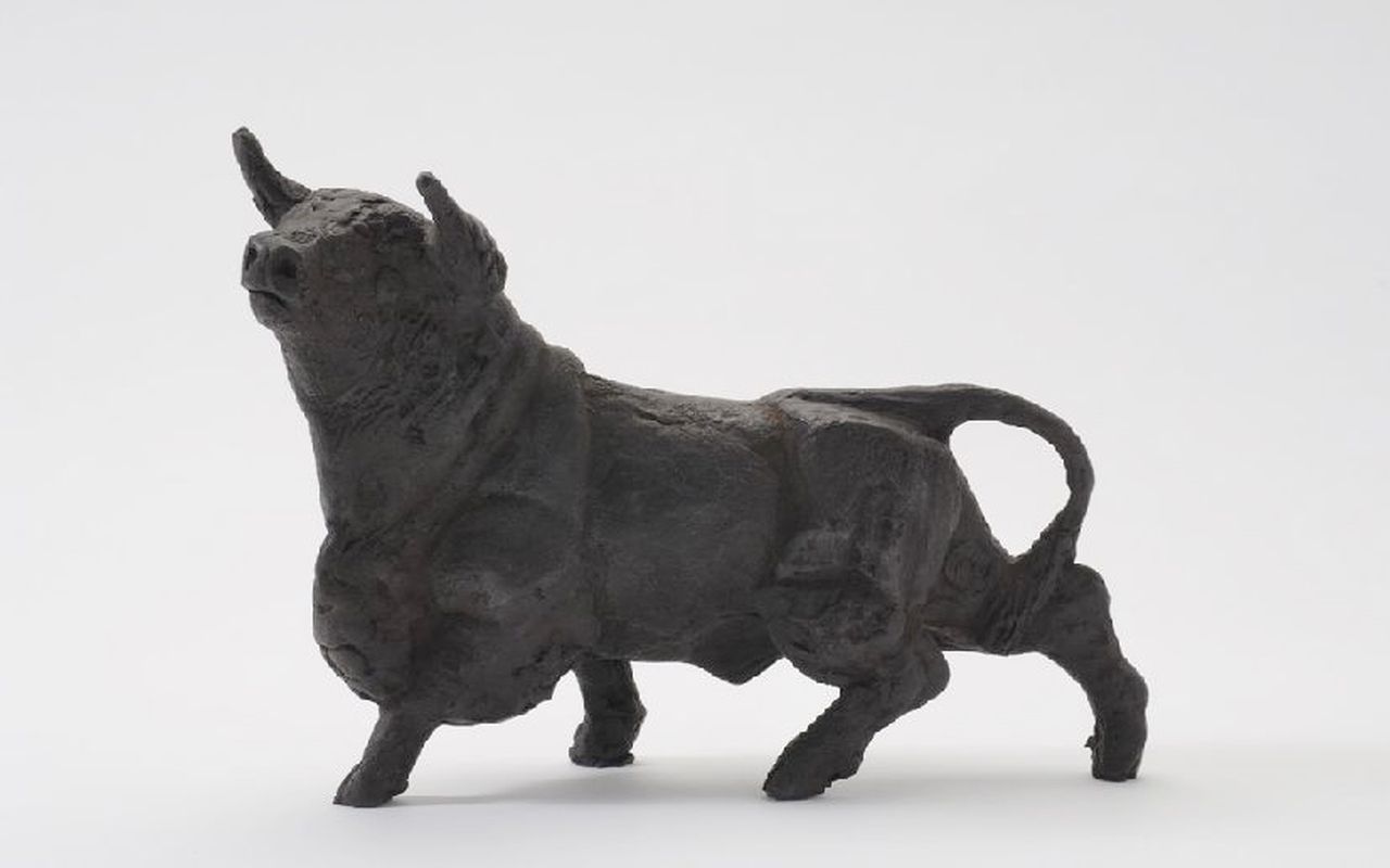 Theo Mackaay | A  bull, bronze, 25.5 x 35.0 cm, signed with initials at innerside of right hind-leg