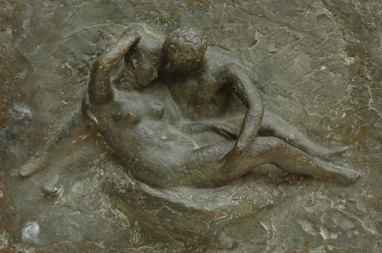 Starreveld P.  | Pieter Starreveld, Couple in love, bronze 28.2 x 43.0 cm, signed with stamp of monogram left of the center
