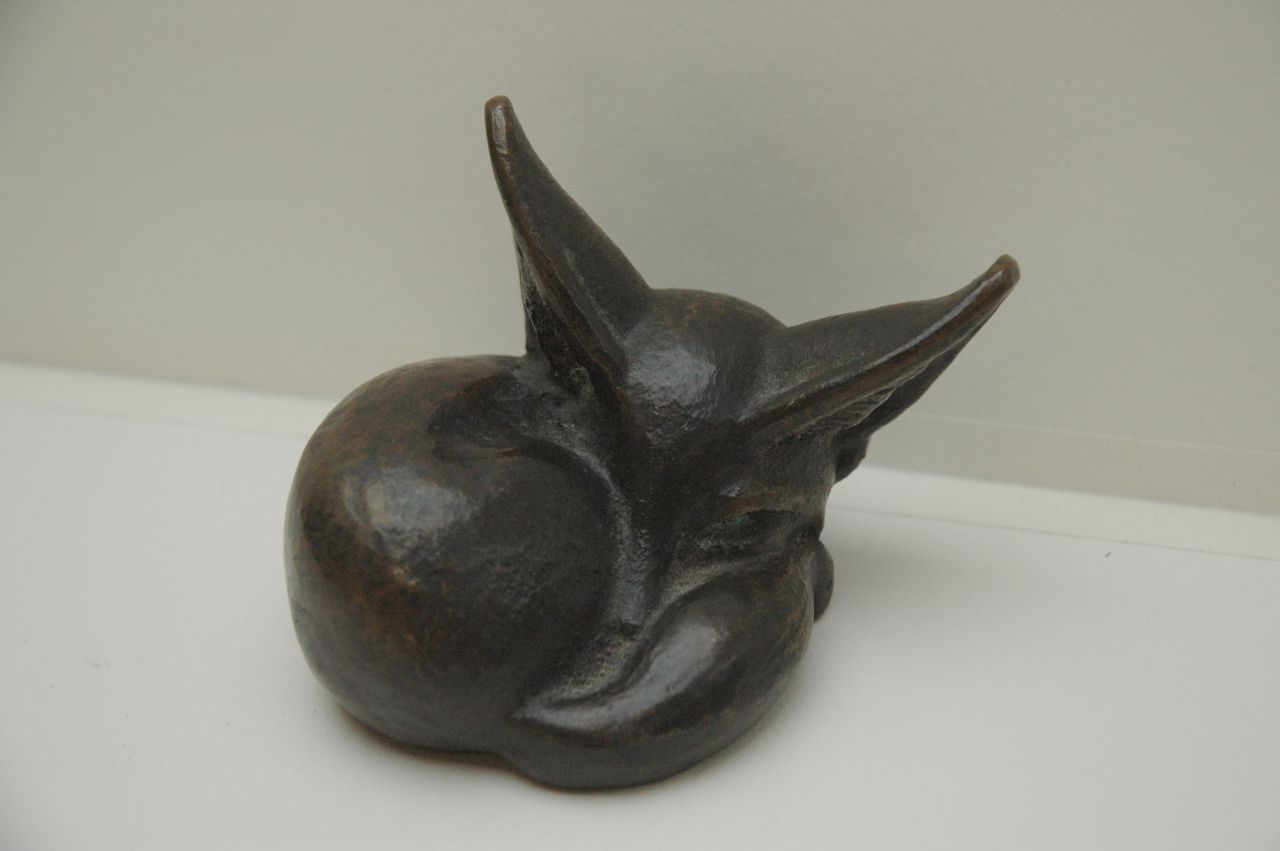 Zwitserse School, begin 20e eeuw | Sleeping fox, patinated bronze, 7.0 x 8.0 cm