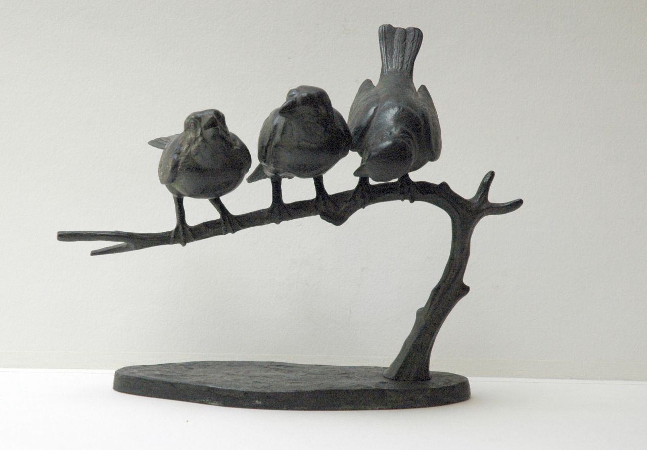 Robra W.C.  | Wilhelm Carl Robra, Three sparrows on a branch, bronze 19.1 x 23.8 cm, signed on bronze base