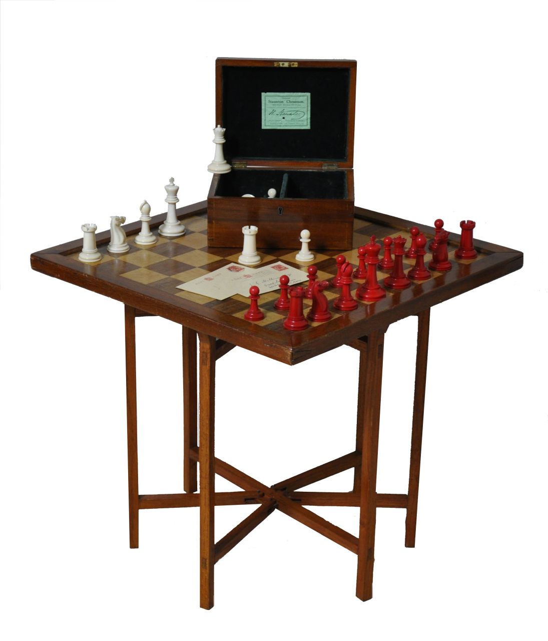Schaakset   | Schaakset, A 'Staunton 'Club Size' chess set in a mahogany box together with a mahogany and boxwood chess board on a stand, ivory 9.8 x 5.0 cm, signed both kings stamped 'Jaques London' and executed circa 1925