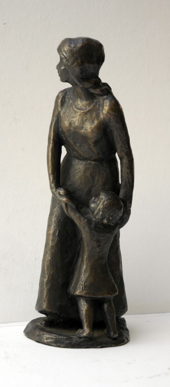 Duitse School, begin 20e eeuw   | Duitse School, begin 20e eeuw, Mother and child, bronze 33.0 x 10.2 cm