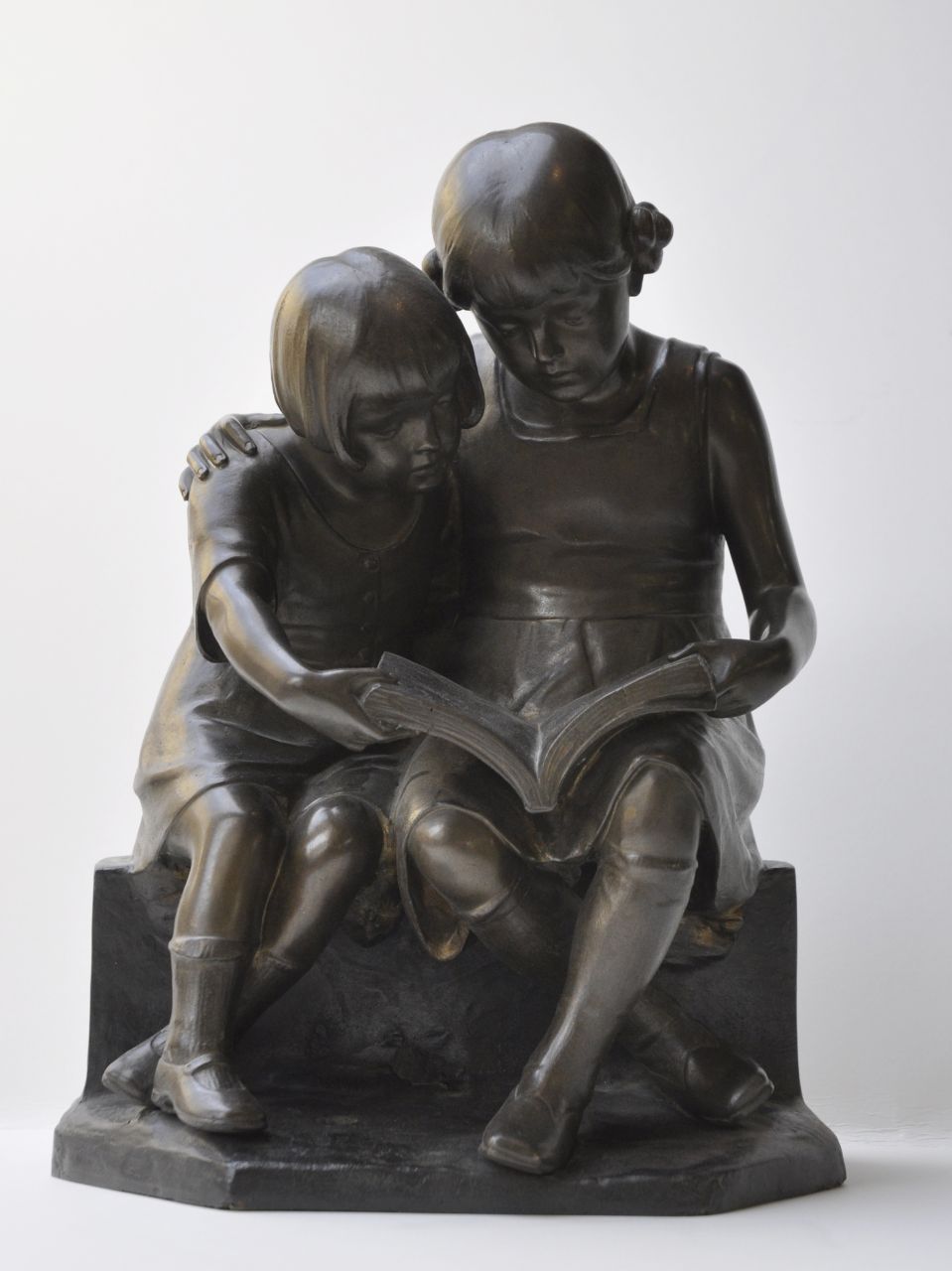 Seifert V.H.  | Victor Heinrich Seifert, The reading hour, bronze 39.8 x 29.5 cm, signed on the backside