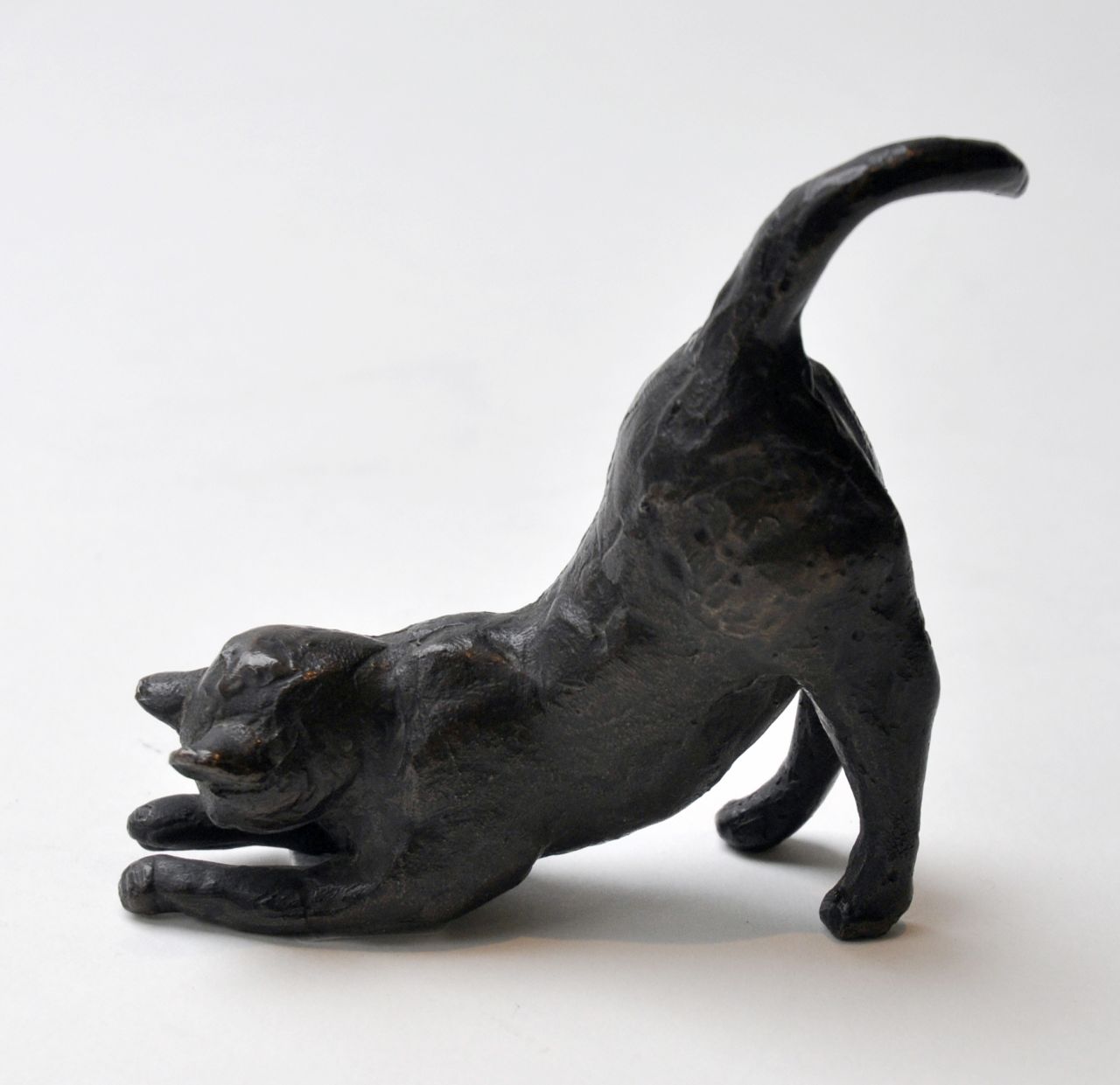 Krauskopf K.H.  | Karl Heinz Krauskopf, A stretching cat, bronze 10.2 x 12.5 cm, signed with initials on belly