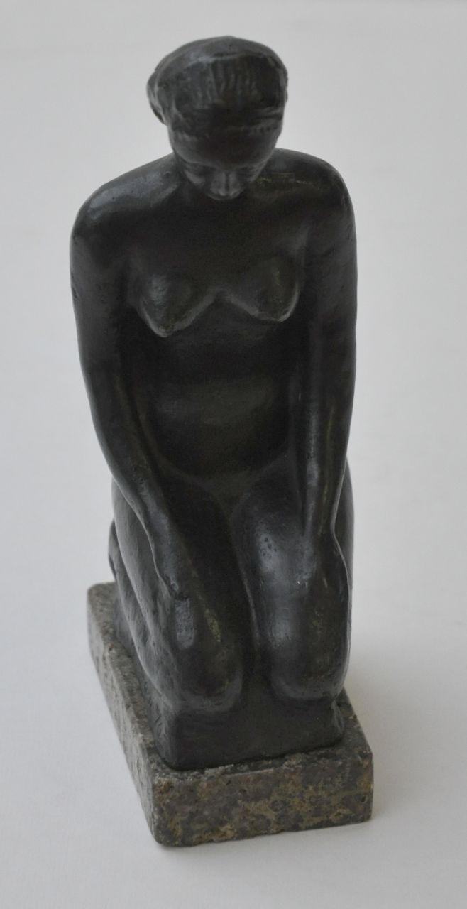Kogan M.  | Moissey Kogan, Kneeling nude, bronze 18.4 x 6.8 cm, signed on the edge of bronze base