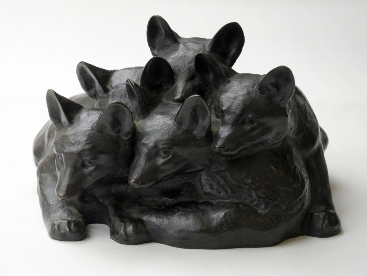 Zügel W.  | Wilhelm 'Willy' Zügel, Young foxes, bronze 15.5 x 24.0 cm, signed on the rim (right)