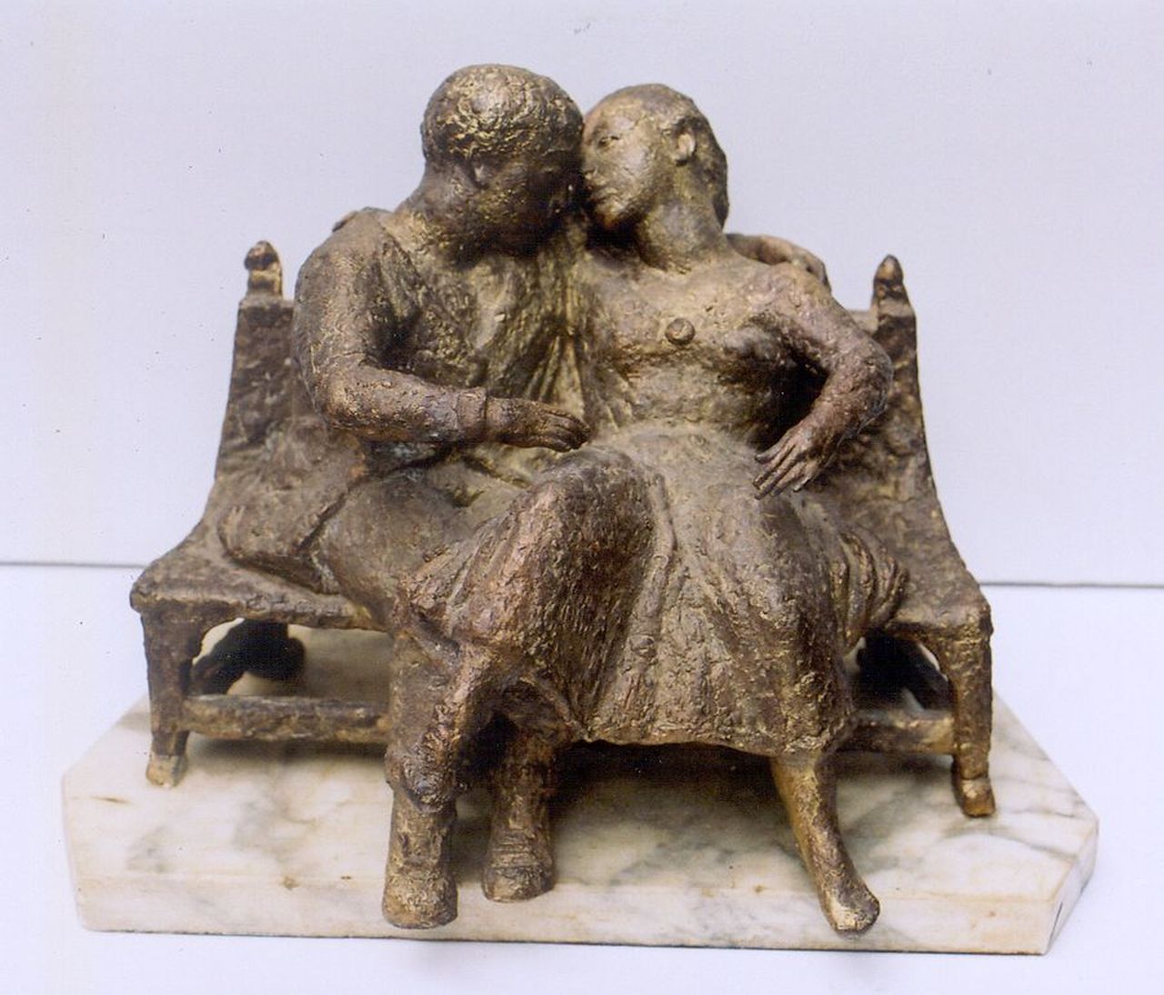 Starreveld P.  | Pieter Starreveld, Kussend paartje op bank, bronze 25.5 x 27.5 cm, signed with monogram on the back of the bench
