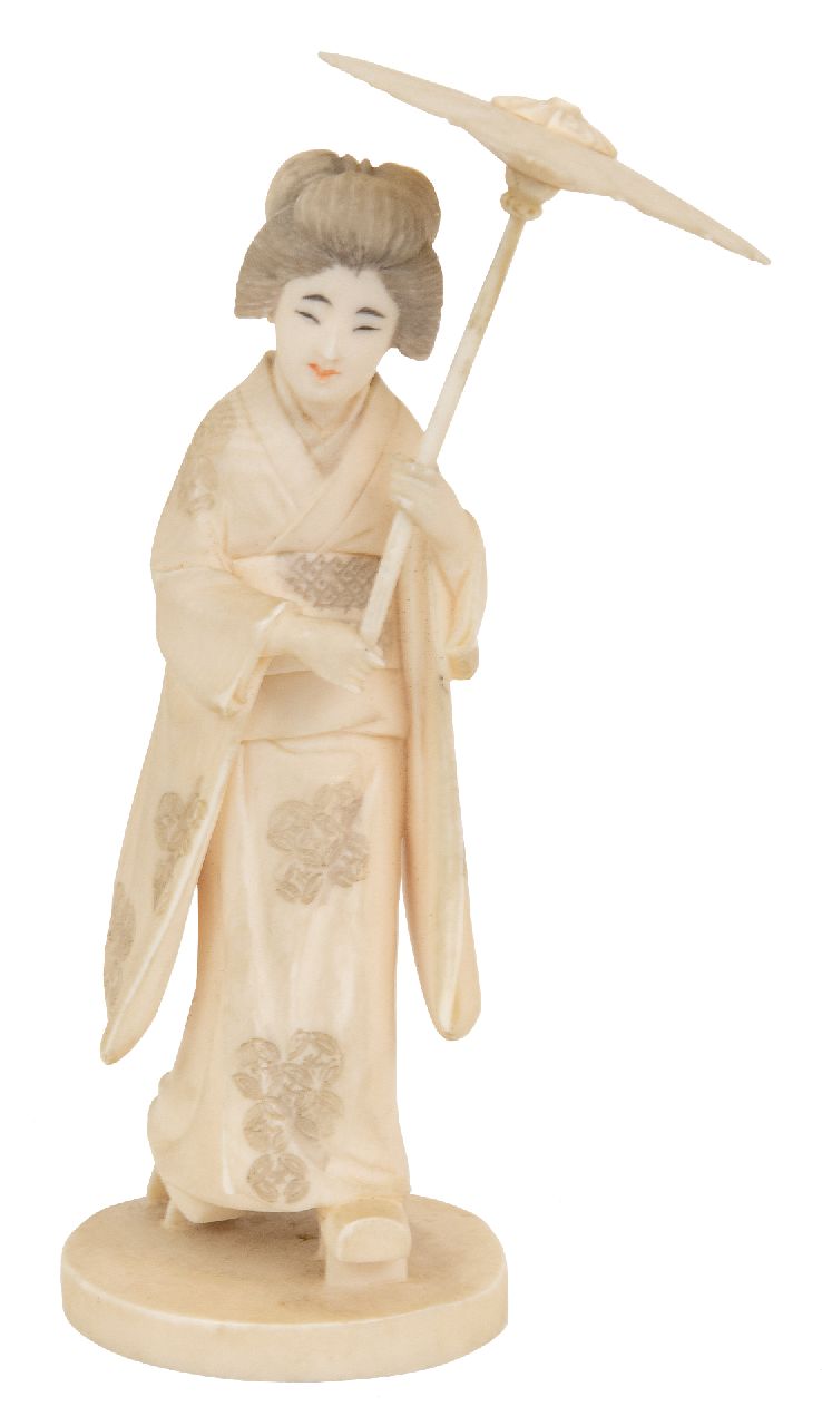 Japanse School, 19e eeuw | Okimono of a woman in a kimono holding a parasol, ivory, 13.0 cm