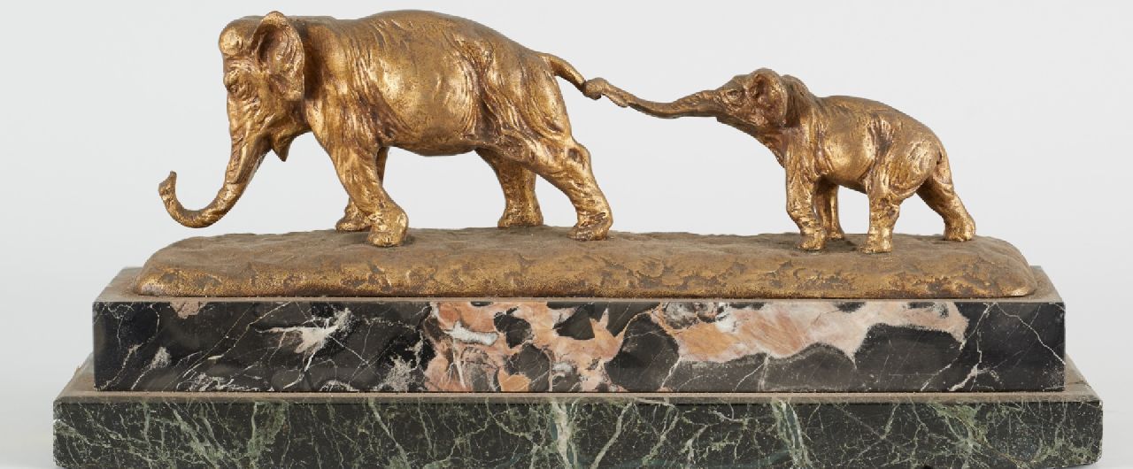 Cacciapuoti G.  | Guido Cacciapuoti, Elephant with her young, gilded bronze and marble 13.0 x 40.0 cm, signed on the base