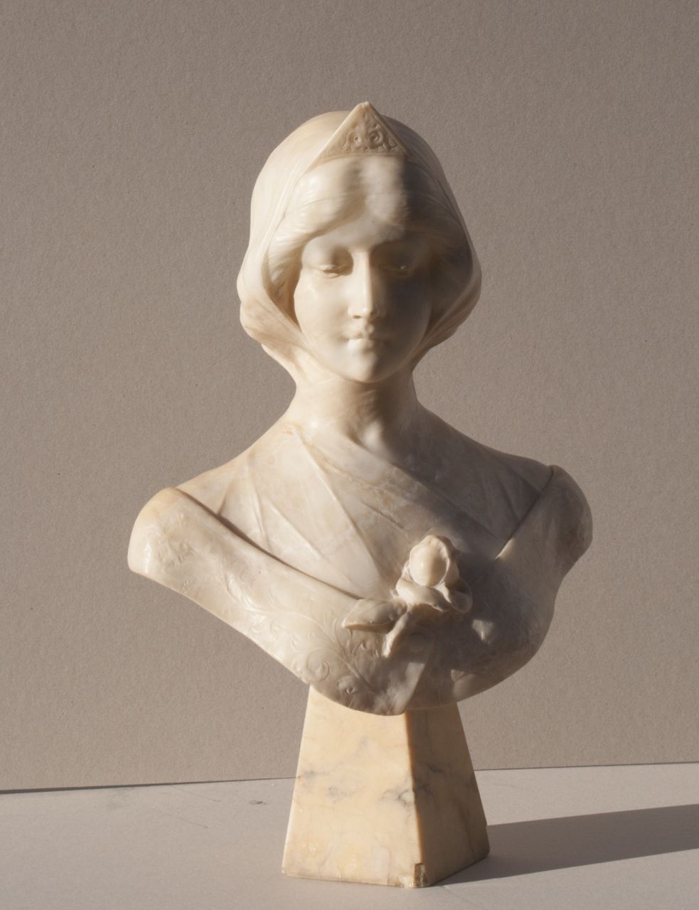 Biagini U.  | U. Biagini, Bust of a young woman, alabaster 60.0 x 40.0 cm, signed on the back