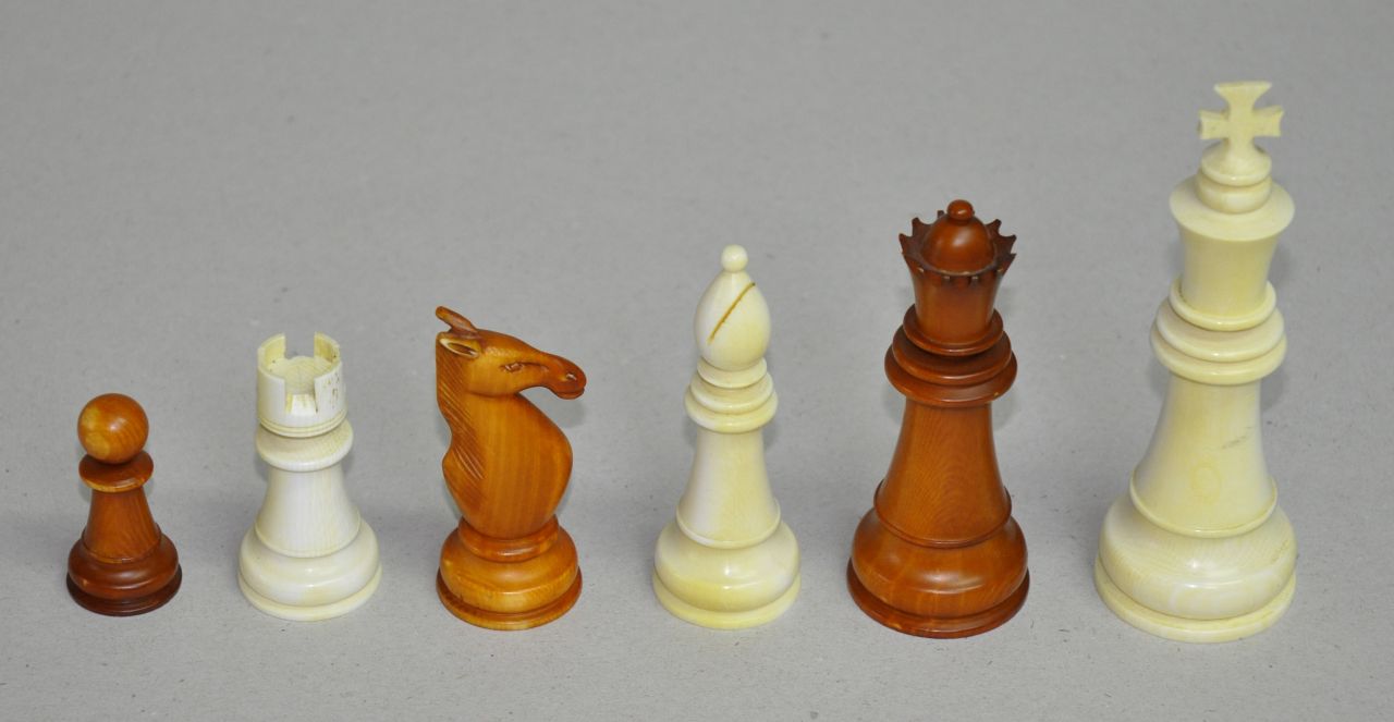Schaakset   | Schaakset | Sculptures and objects offered for sale | A German Erbach ivory chess set, in the Staunton manner, ivory 12.5 x 4.5 cm, second half 19th century