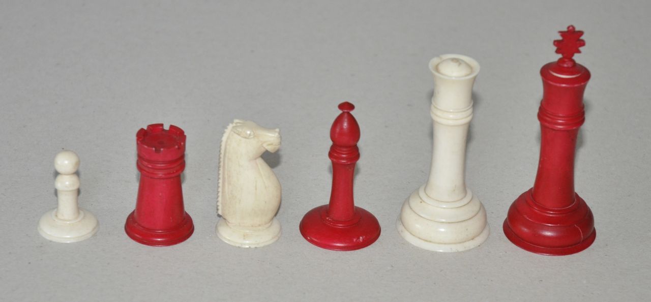 Schaakset, opbergdoos   | Schaakset, opbergdoos | Sculptures and objects offered for sale | An English bone Staunton style chess set together with matching box, bone 8.5 x 3.0 cm, executed 19th century