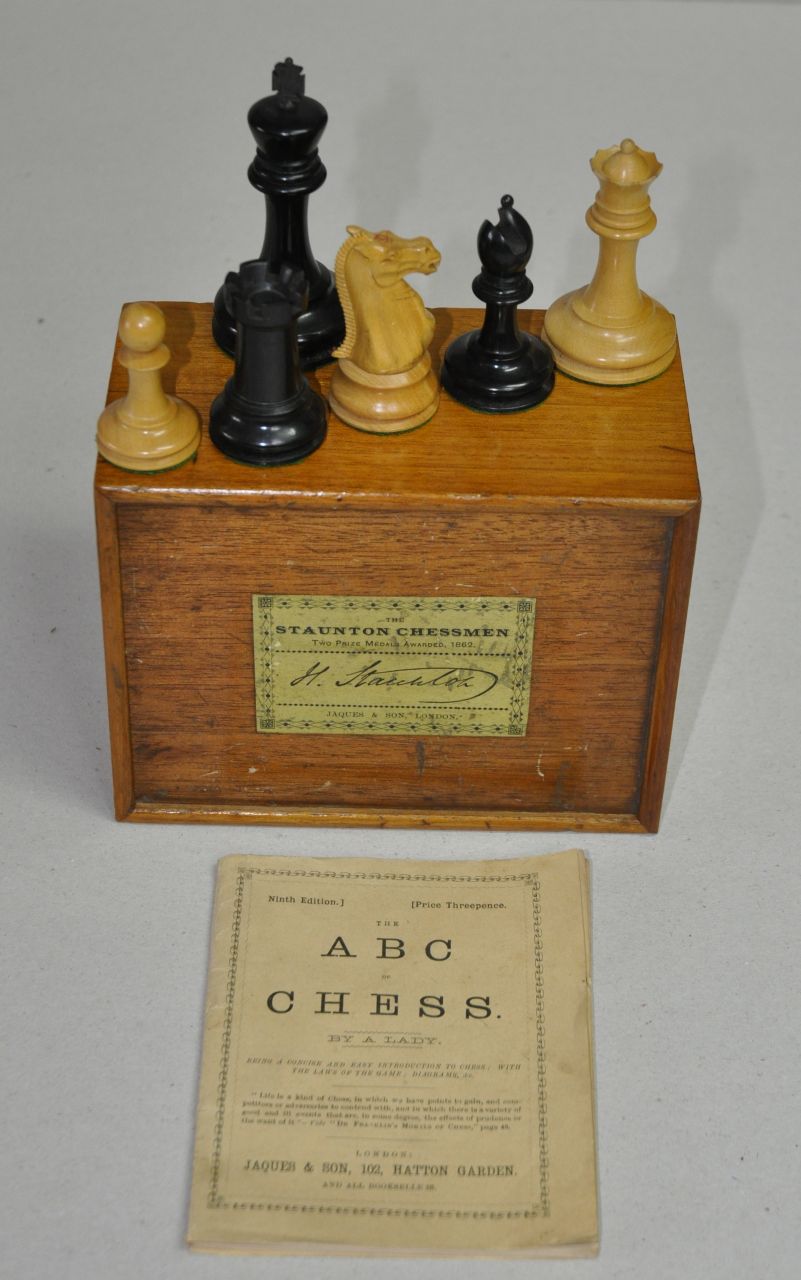 Schaakset, opbergdoos   | Schaakset, opbergdoos, A Jaques Staunton boxwood and ebony chess set, palmwood and ebony 9.0 x 4.6 cm, signed on foot whith king/stamp on horse and tower and executed circa 1900