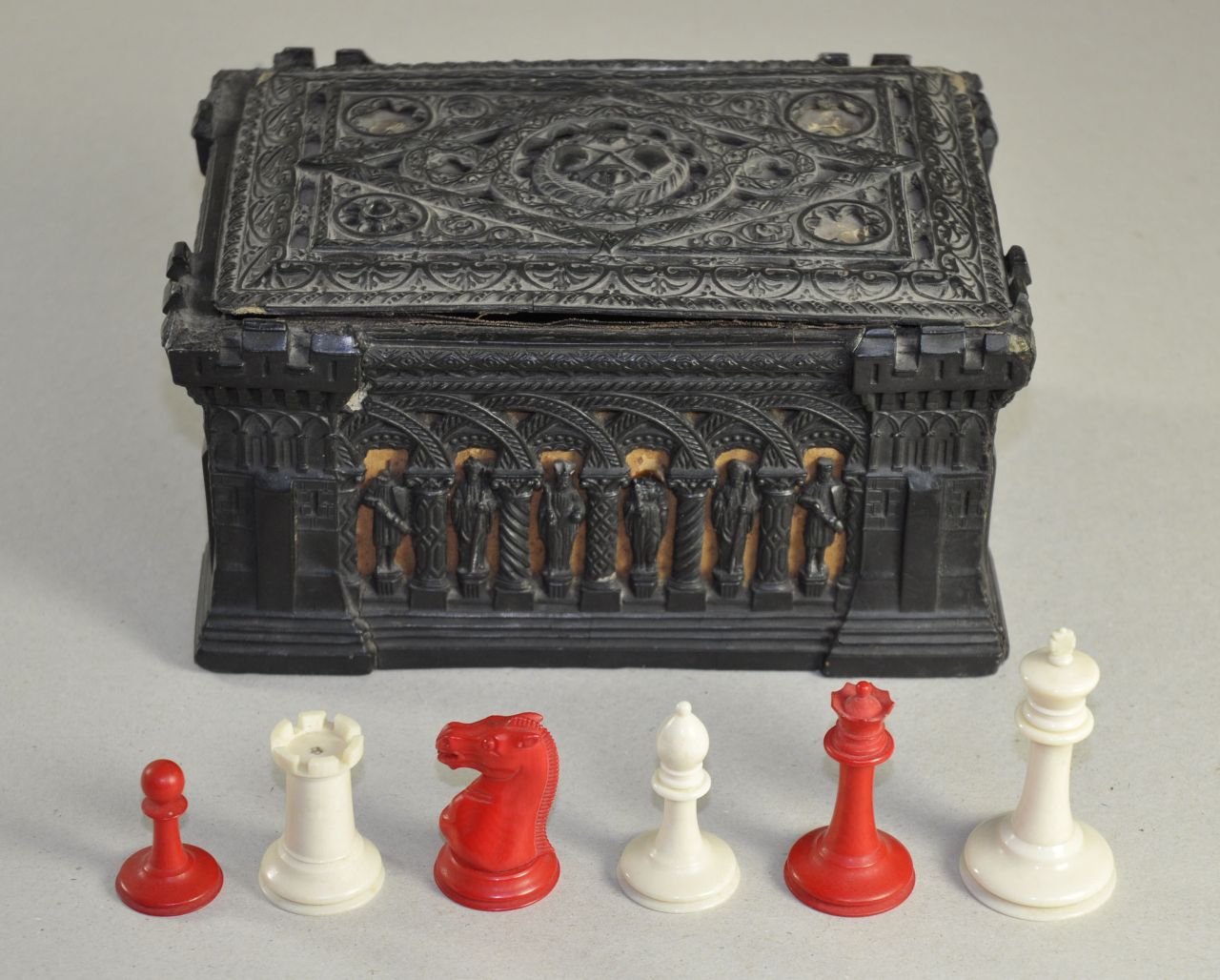 Schaakset, opbergdoos   | Schaakset, opbergdoos | Sculptures and objects offered for sale | A Jaques Staunton ivory chess set in a Jaques Cartonpierre box with lid  ('Zuckertort') 'Library Size', ivory 7.3 x 3.5 cm, signed stamped 'Jaques London' under white king and executed ca 1875