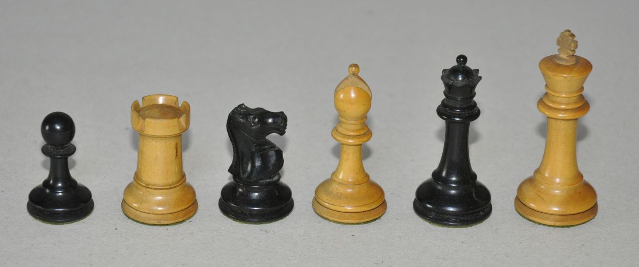 Schaakset, opbergdoos   | Schaakset, opbergdoos | Sculptures and objects offered for sale | A Staunton pattern chess set, together with wooden box, wood with ebony- and fruitwood 8.0 x 3.5 cm