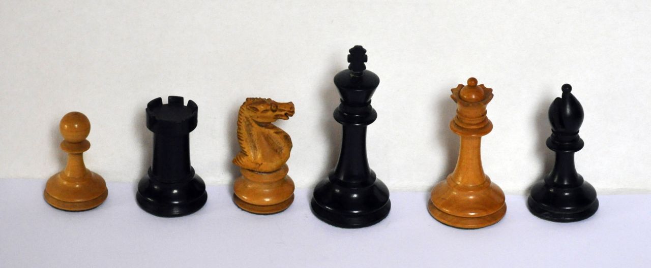 Schaakset, opbergdoos   | Schaakset, opbergdoos | Sculptures and objects offered for sale | A Staunton pattern boxwood and ebony chess set in a mahogany box, palmtree and other 8.0 x 4.0 cm, 19th century