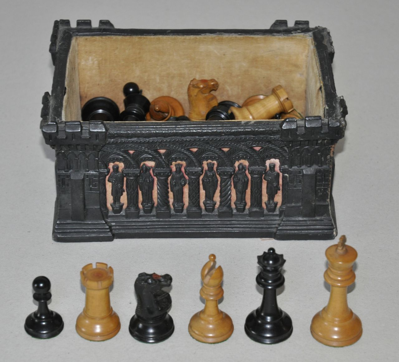 Schaakset, opbergdoos   | Schaakset, opbergdoos | Sculptures and objects offered for sale | A Staunton-pattern boxwood and ebonised set in a Cartonpierre box, lacking lid., palmwood and ebony 8.0 x 4.0 cm, signed stamped with crown on knight and rook and 1900