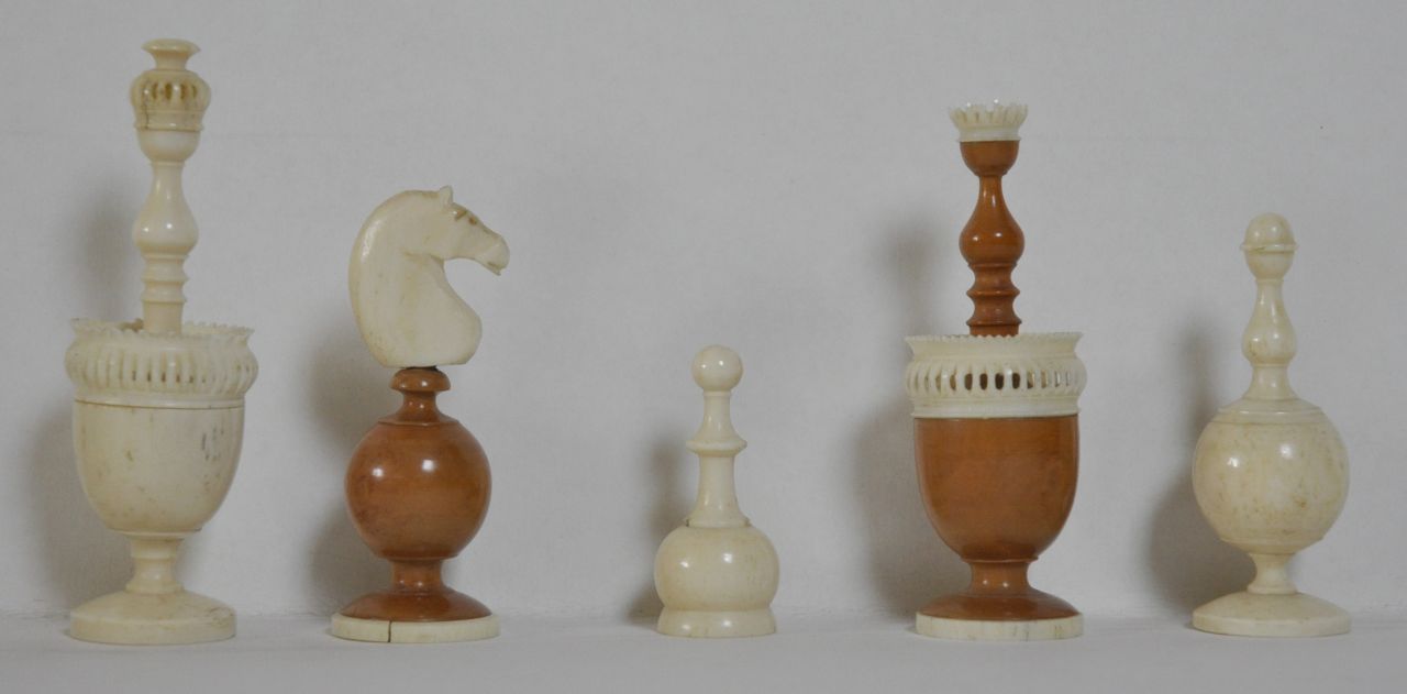 Schaakset   | Schaakset | Sculptures and objects offered for sale | Chess set in 'Lyon Pattern', France, bone and palm wood 10.0 x 4.5 cm, executed late 18th century