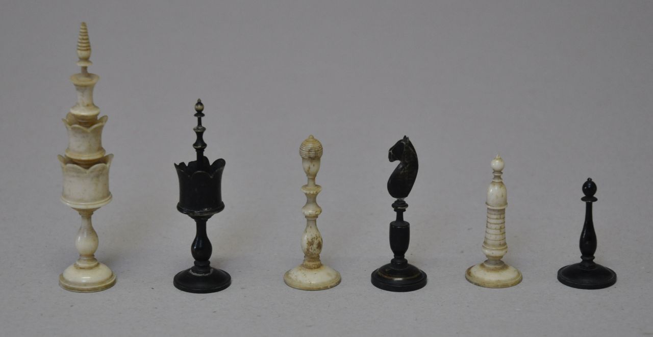 Schaakset   | Schaakset, A German ‘Selenus pattern' chess set, bone 10.5 x 4.2 cm, executed 19th century