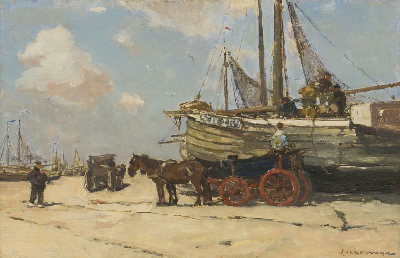 Akkeringa J.E.H.  | 'Johannes Evert' Hendrik Akkeringa, Unloading the fishing boats on Scheveningen beach, oil on panel 26.6 x 40.1 cm, signed l.r. and painted ca. 1901