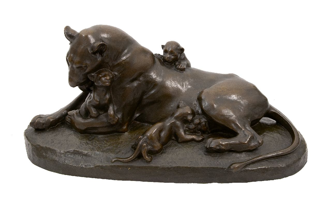 Victor Peter | Reclining lioness with three cubs, bronze, 33.0 x 72.0 cm, signed in the base