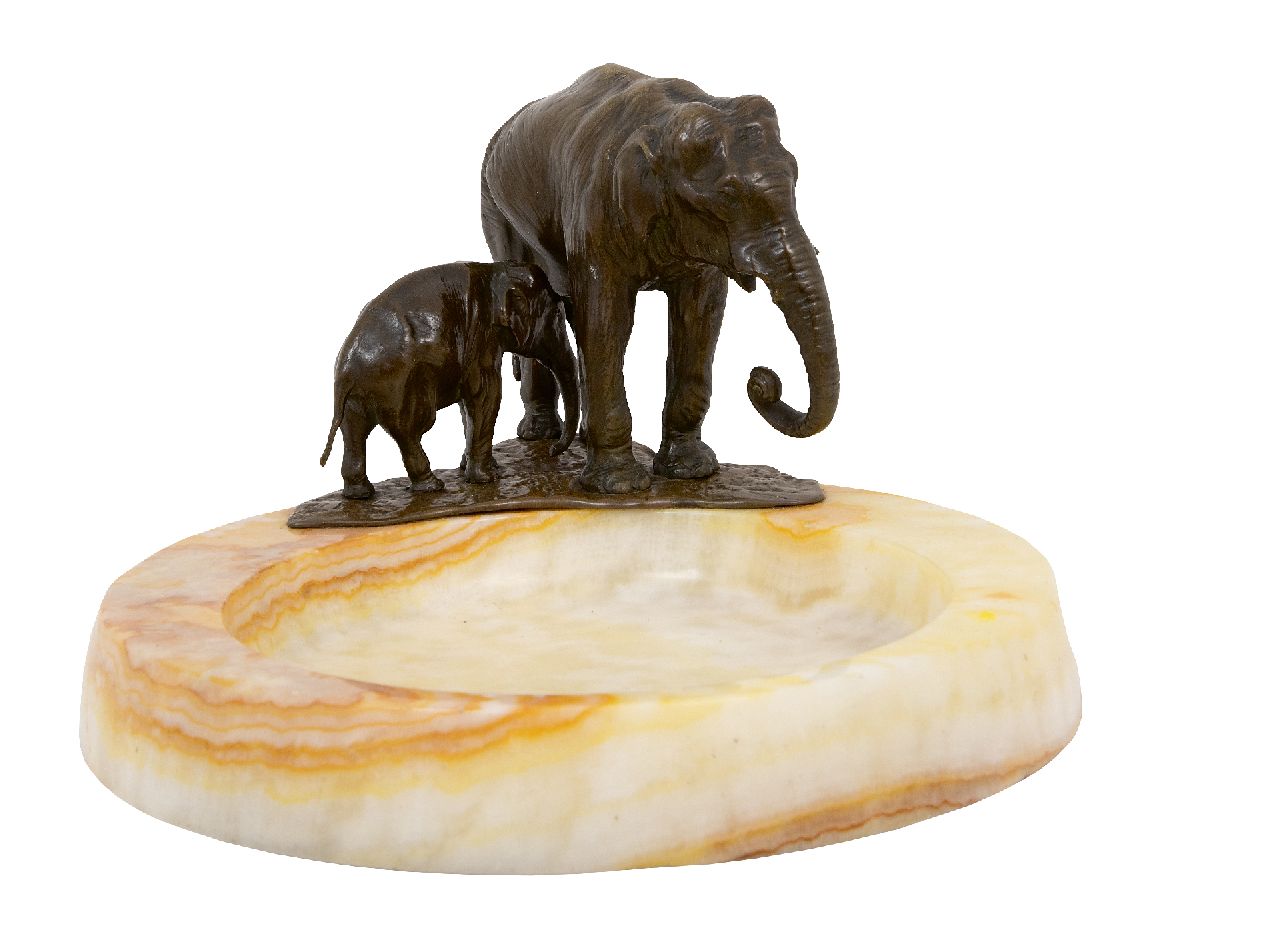 Michael Six | Bowl with elephant and her boy, bronze and onyx, 16.5 x 24.0 cm, signed on the back of the base