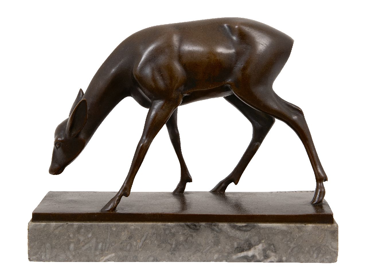 Zimmer F.P.  | Fritz Paul Zimmer, Grazing deer, bronze 20.5 x 25.0 cm, signed l.l. on the base