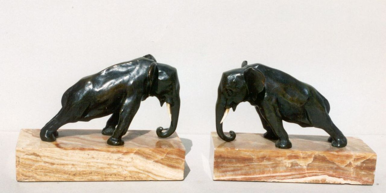 Waldmann O.  | Oscar Waldmann, Bücherstützen 2 Elefanten, bronze, ivory and onyx 10.0 cm, gesigneerd op sokkel
