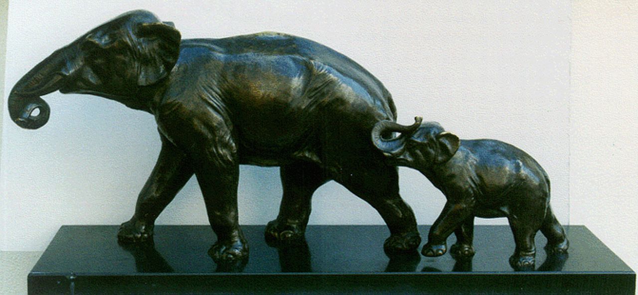 Rochard R.  | René Rochard, Eelefant mit seinem Jungen, bronze 36.5 x 75.3 cm, gesigneerd op rechter achterpoot jong