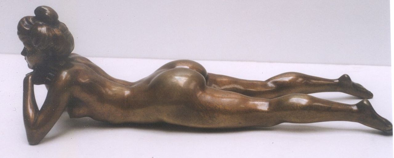 Chalon L.  | Louis Chalon, Liggend vrouwelijk naakt, bronze 10.5 x 29.5 cm, gesigneerd op handpalmen
