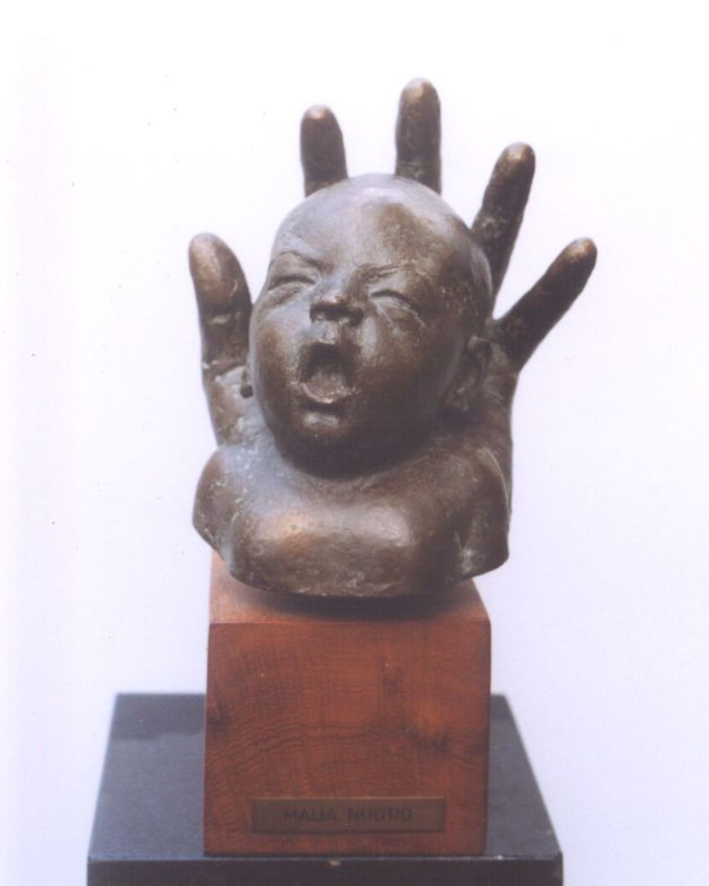 Nuotio M.H.K.  | 'Maija' Hilma Kaarina Nuotio, Babyhoofdje gevat in een hand, bronze 21.5 x 18.5 cm, gesigneerd op zijkant hand and gedateerd '74