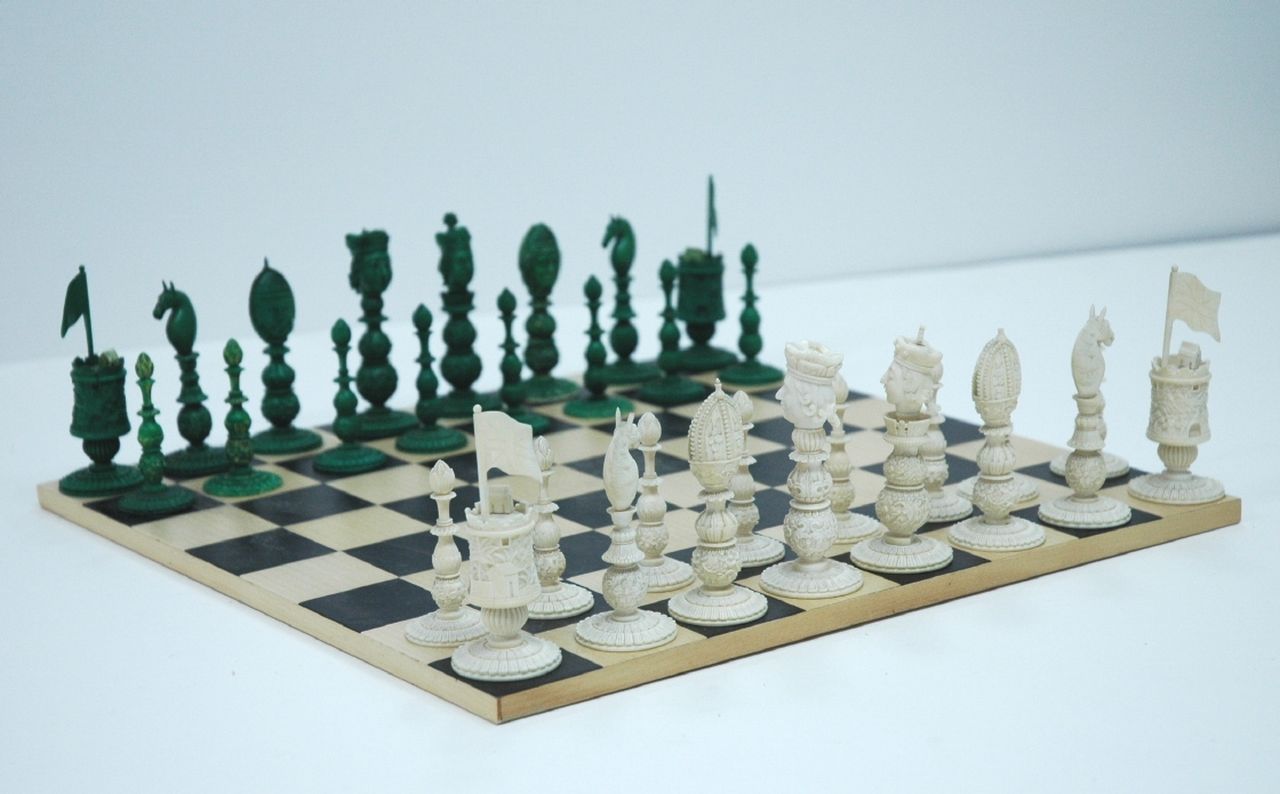 Schaakset   | Schaakset, A Chinese export ivory chess set, in the 'Macao' style, ivory 9.0 x 6.3 cm, executed 19th century