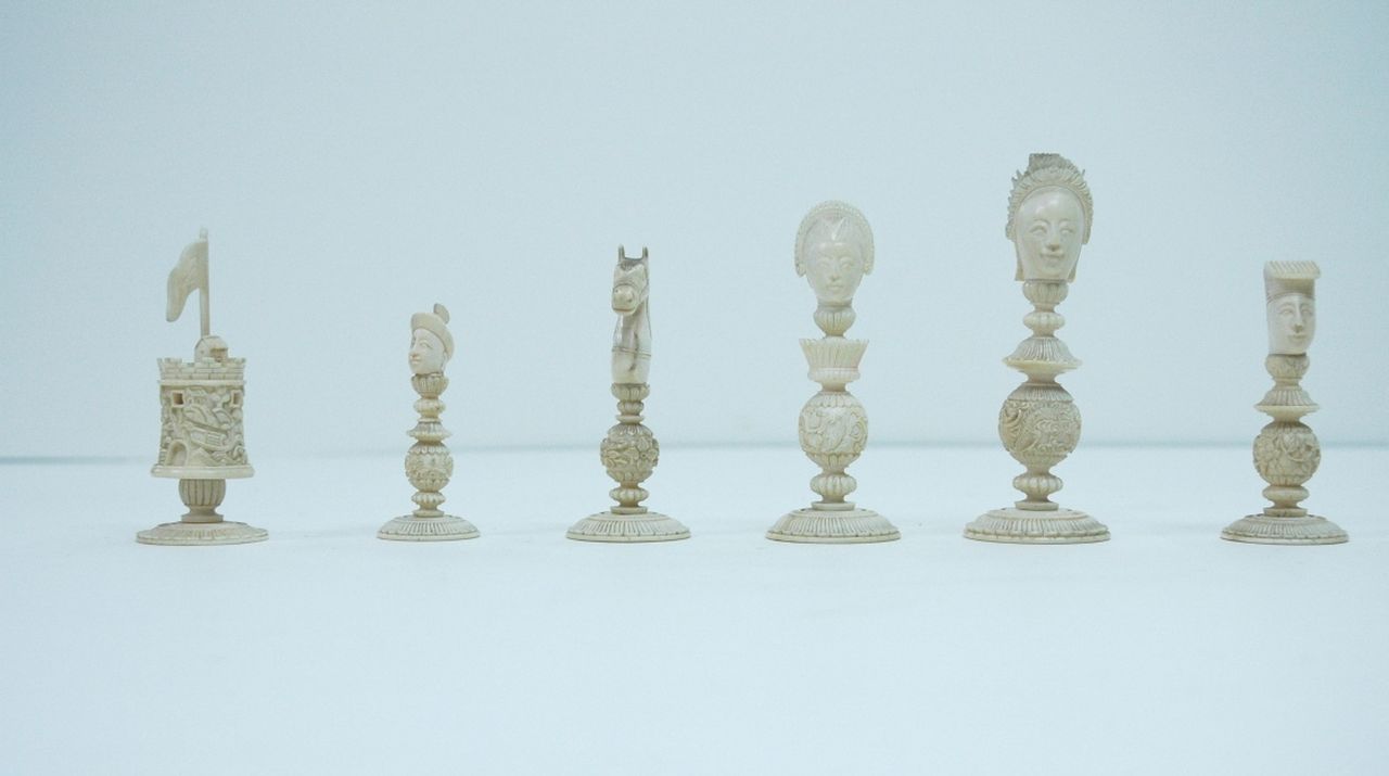 Schaakset   | Schaakset, A Chinese export carved ivory chess set, in the 'Macao' style, ivory 10.7 cm, executed in the 19th century