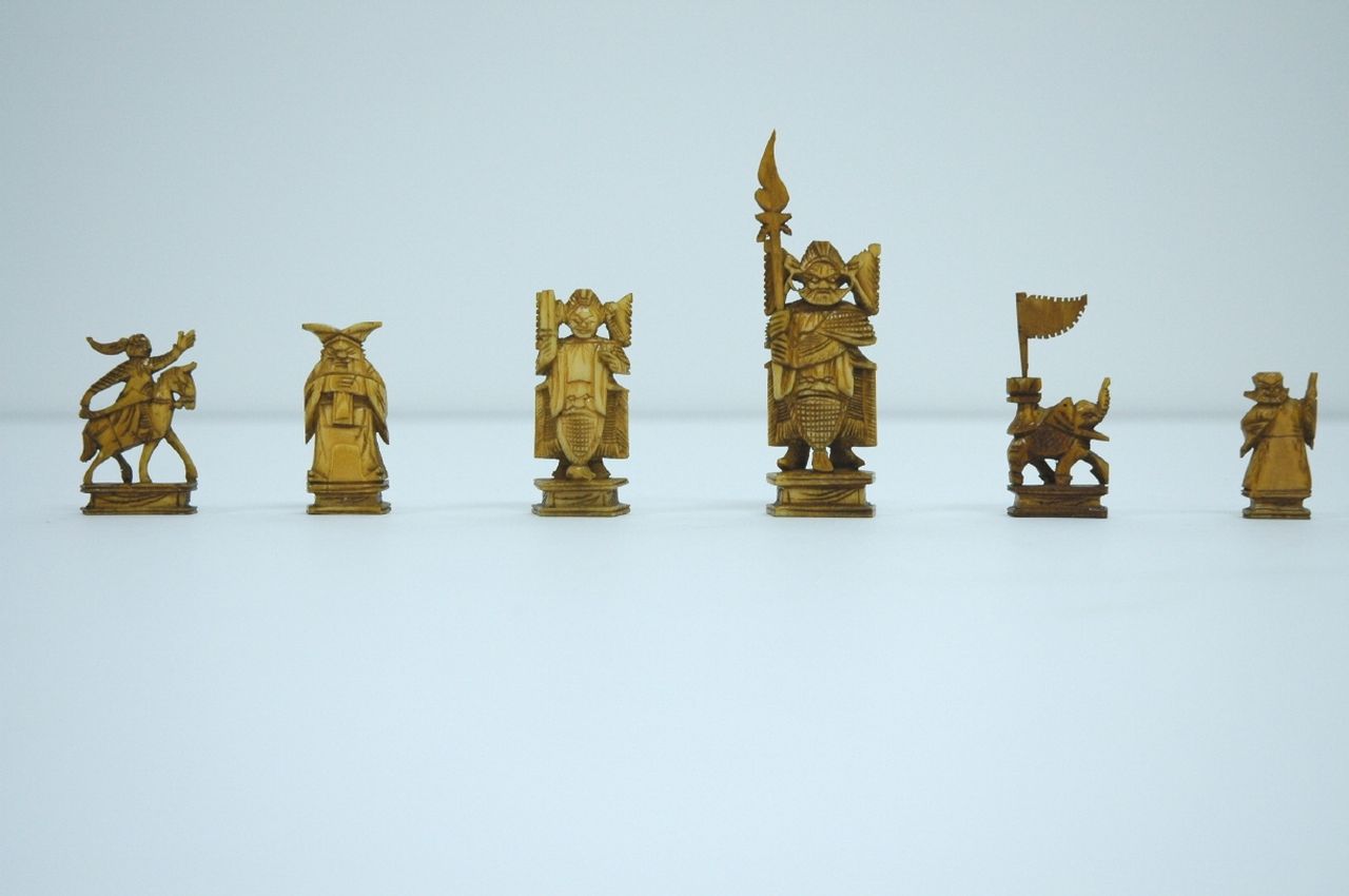 Schaakset, schaakbord/doos   | Schaakset, schaakbord/doos, A South East Asian carved  ivory figural chess set with associated folding games board, ivory 6.2 x 3.2 cm, executed circa 1930