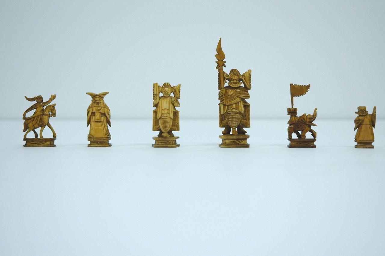 Schaakset, schaakbord/doos   | Schaakset, schaakbord/doos, A South East Asian carved  ivory figural chess set with associated folding games board, ivory 6.2 x 3.2 cm, executed circa 1930