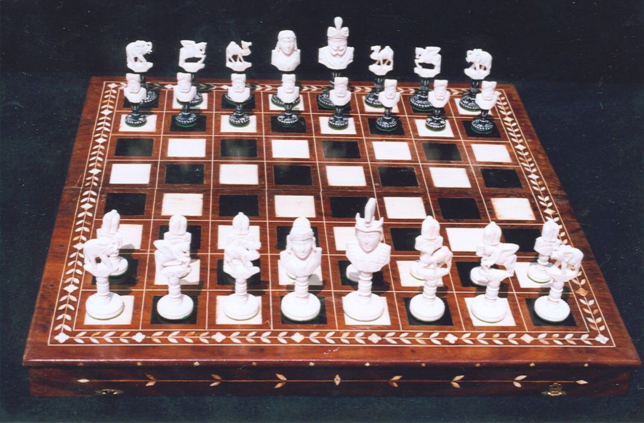 Schaakset, schaakbord/doos   | Schaakset, schaakbord/doos, Indian carved ivory bust type chess set, together with an inlaid ivory and ebonized games board/box, bone 9.5 x 5.3 cm, second quarter 20th century